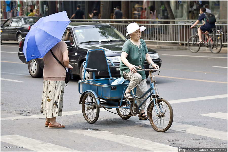 Интересно, что в последнее время весь Китай потихоньку переходит на электромобили. Вы видите перед собой вроде обычного велосипедиста, но он не крутит педали. Видите мопед, но от него нет никаких выхлопных газов. Много разных тележек — и у всех встроенные аккумуляторы, даже велорикши используют достижения цивилизации. И благодаря этому — в Пекине довольно чистый воздух. В отличие, к примеру, от Бангкока, где местное население задыхается от выхлопных газов.
* Пекин, Китай
