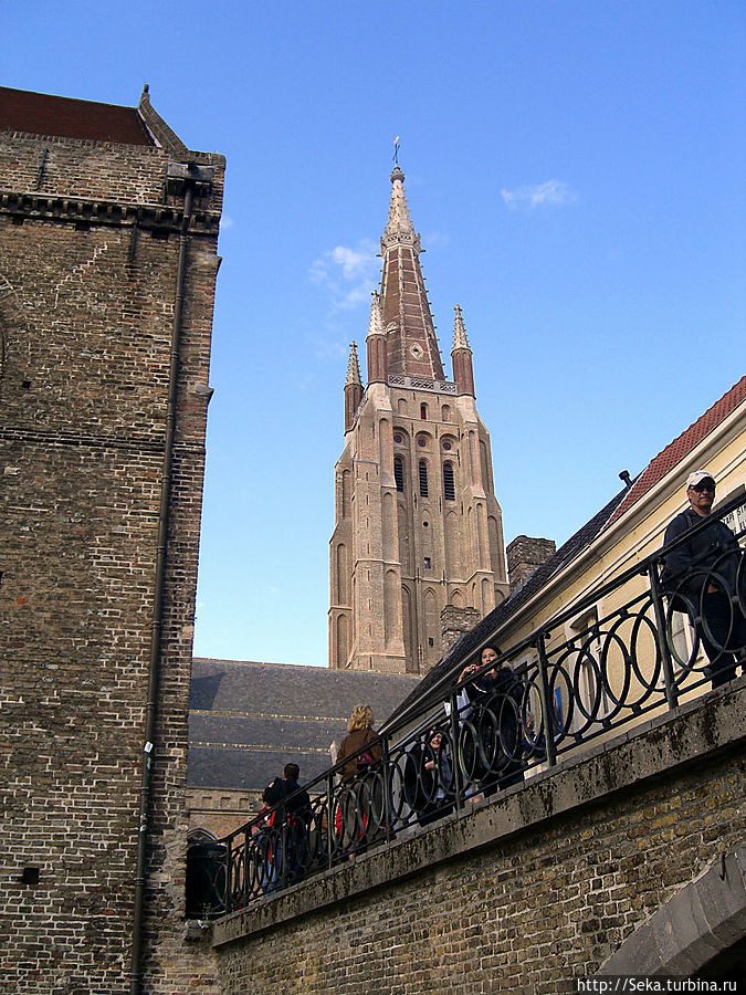 Вид на башню церкви Богоматери. Это самое высокое здание города — высота башни составляет 122 м. Брюгге, Бельгия