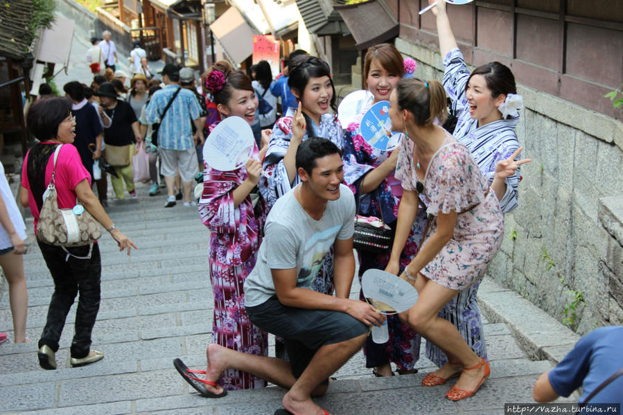 Люди в квартале Гион Киото, Япония