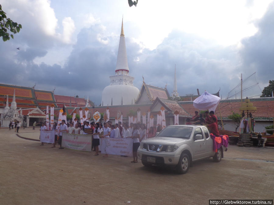 Буддисты около Вата  Фра Маха Тхат Ворамахавихан Накхон-Си-Таммарат, Таиланд