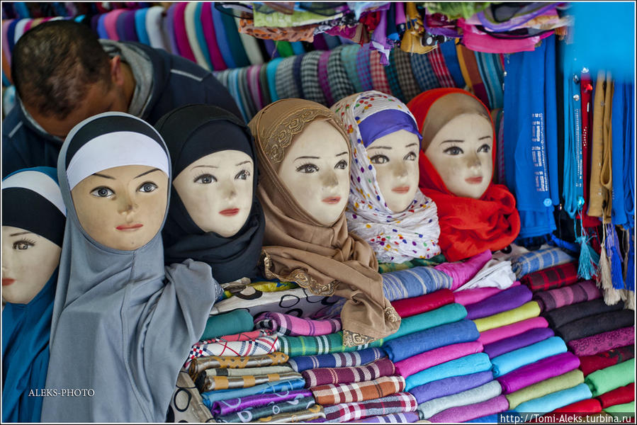 Довольно часто, особенно в сельской местности, мы видели женщин, у которых было закрыто лицо. Это чаще всего — берберки — жители гор. У них не принято показывать на людях лицо. Жительницы городов — более раскрепощенные, но все равно у марокканцев принято женщинам ходит с покрытой головой. Радует, что городские модницы имеют право носить не только черные платки, как берберки в горах... Эль-Джадида, Марокко