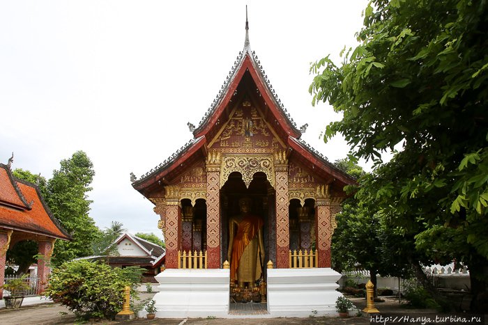 Большая часовня на территории храмового комплекса Ват Сене Сук Харам с фигурой стоящего Будды. Фото из интернета
