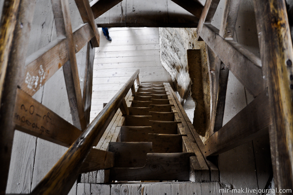 Нужно сказать, что все башни и крепостные стены оборудованы деревянными лестницами для удобства и безопасности посетителей. Каменец-Подольский, Украина