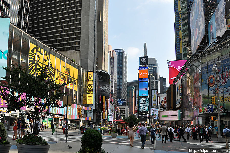 Гигантские рекламные щиты Таймс-сквер под стать небоскребам. Для многих это место представляется символом самого Нью-Йорка. Нью-Йорк, CША