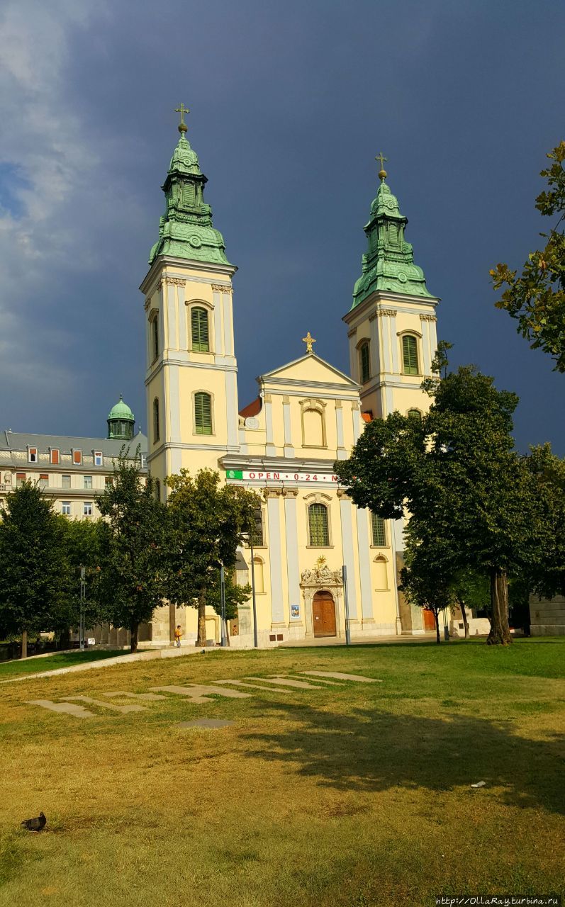 Сходили к одному из старейших храмов города — приходской церкви Бельварош. Будапешт, Венгрия