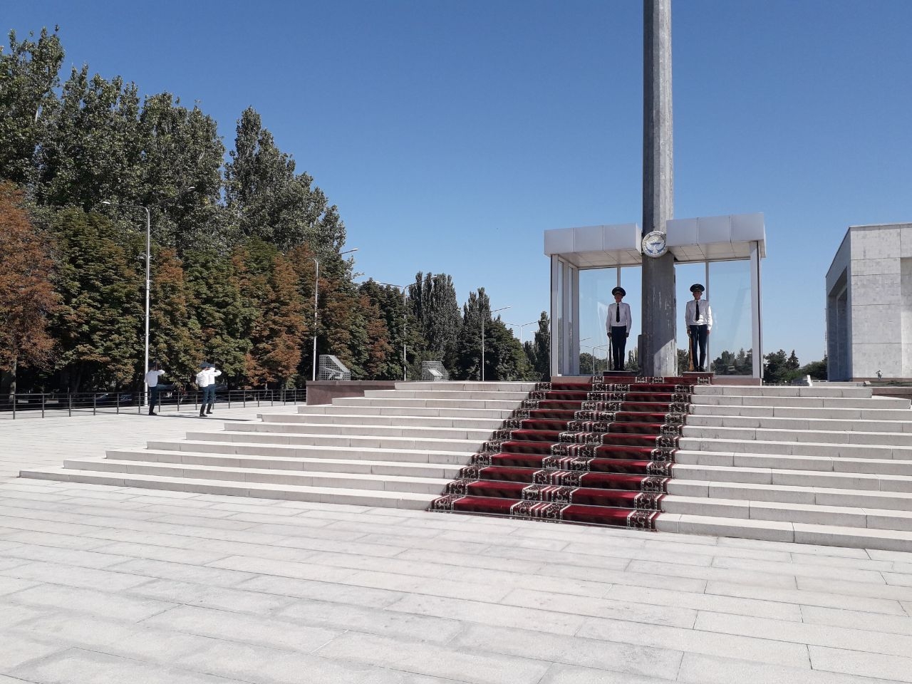Почетный караул у флага Бишкек, Киргизия