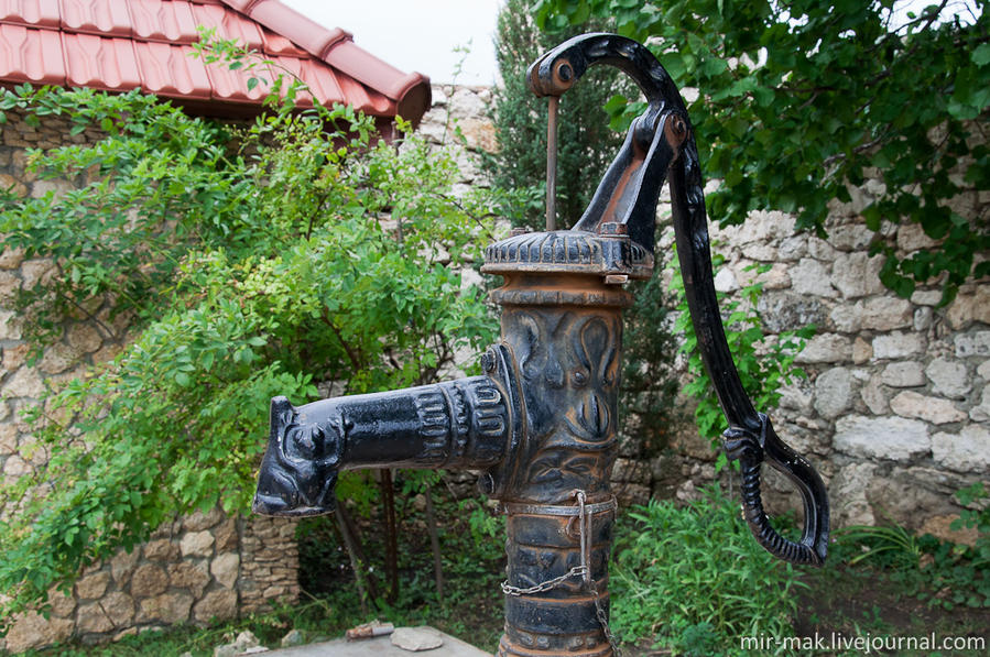 Кран накачивающий воду из скважины. Бутучены (Старый Орхей), Молдова