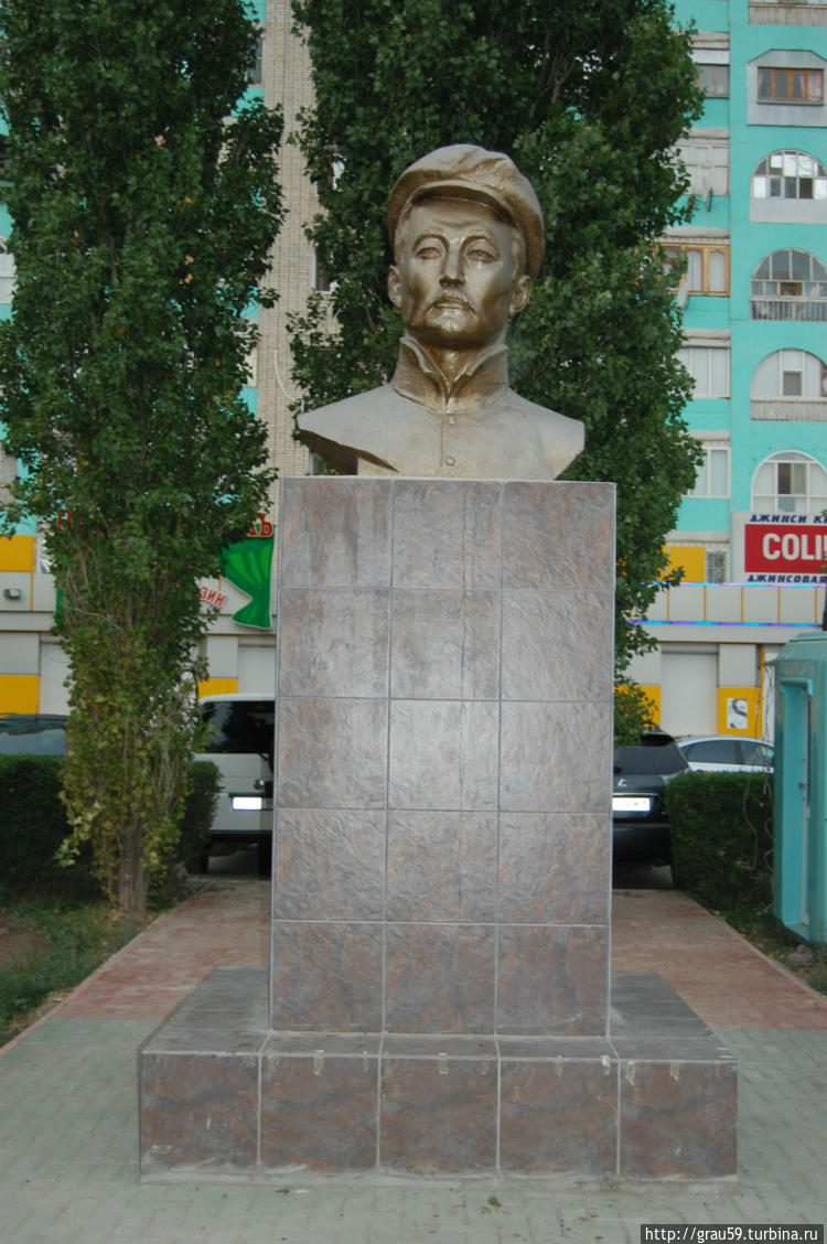 Памятник Айтиеву