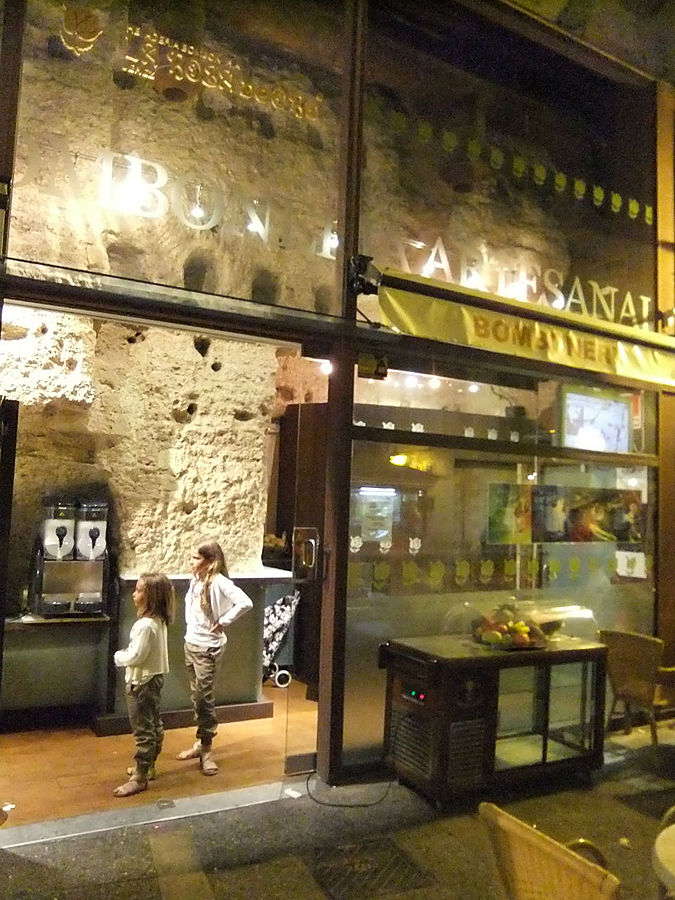 Мне очень понравился дизайн этого кафе-мороженого. Прозрачно-воздушный павильон и стена древней крепости. Херес-де-ла-Фронтера, Испания
