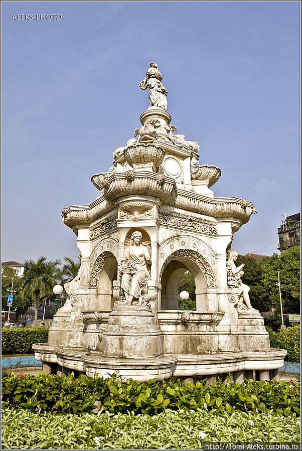 На самой вершине Фонтана  — богиня Флора, которая держит в руке венок. С четырех сторон — скульптуры женщин...
* Мумбаи, Индия