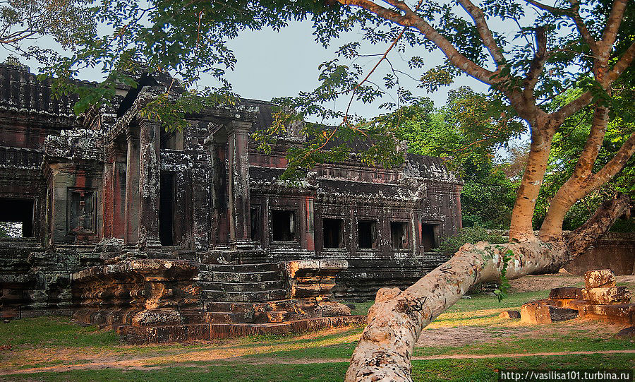 Около Анкор Вата Ангкор (столица государства кхмеров), Камбоджа