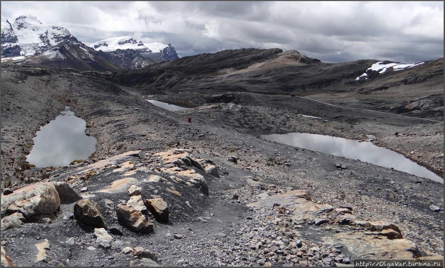 Ледник постепенно отступает, обнажая черную землю Уаскаран Национальный Парк, Перу