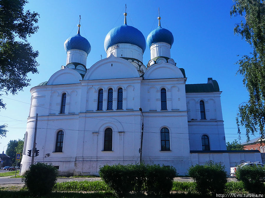 Массивный богоявленский монастырь