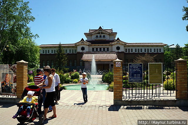 Вид на ансамбль с  улицы. Южно-Сахалинск, Россия