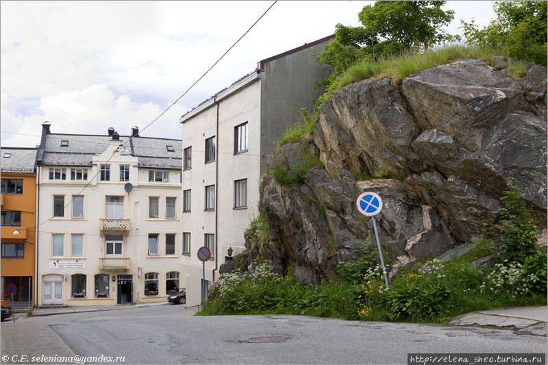 33. Скалы и дома в тесном соседстве. Олесунн, Норвегия