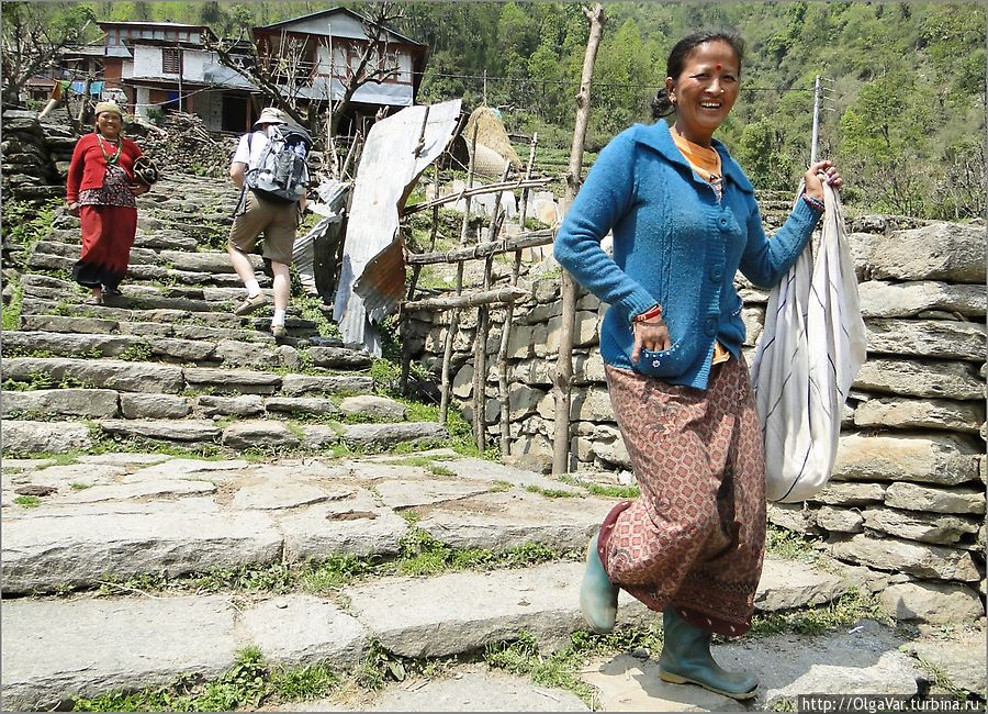 У кого-то подъем в деревню Чомронг, а кто-то легко бежит, спускаясь. Деревня расположена так, что с одной стороны, что с другой приходится подниматься по каменным лестницам в течение часа, если не больше. Ну, а непальцы — люди привычные. Им эти ступени, что семечки... Чомронг, Непал