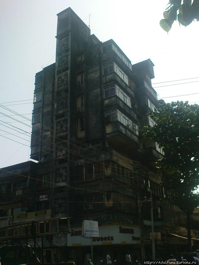 Типичный многоэтажный дом в Васко Дели, Индия