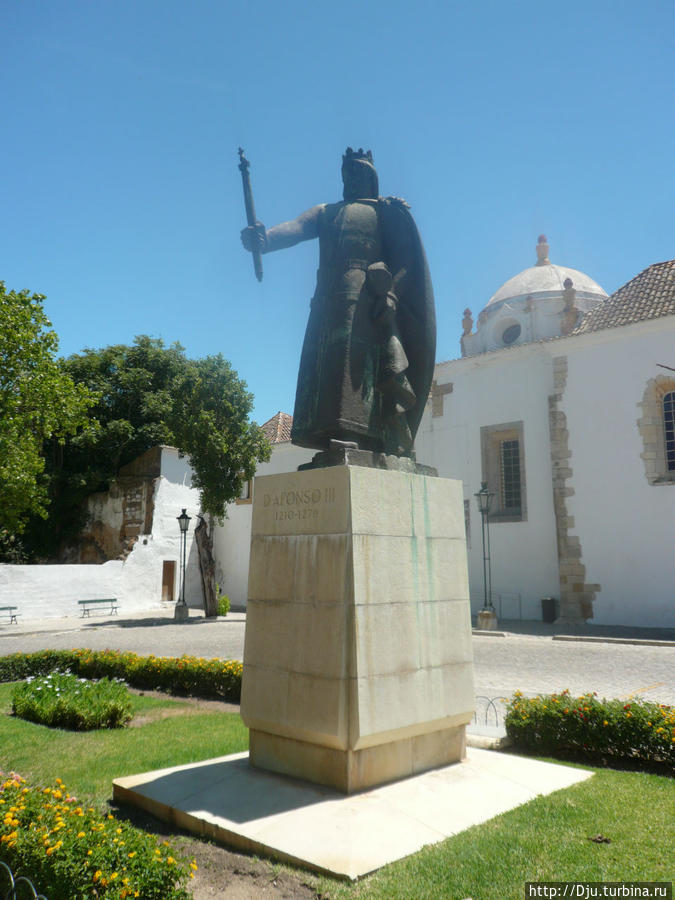 Статуя короля Португалии и Алгарве, графа Булони в 1248-1279 годах Афонсо III, рядом с археологическим музеем Фару. Фару, Португалия