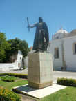 Статуя короля Португалии и Алгарве, графа Булони в 1248-1279 годах Афонсо III, рядом с археологическим музеем Фару.