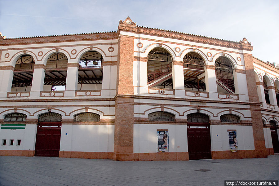 Арена для боев быков, или Малагета, как ее прозвали в честь района (La Malagueta) Малага, Испания