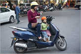 На мотоциклах здесь ездят все — от мала до велика. Дети с самого раннего возраста привыкли к двухколесным средствам передвижения. Вот как раз местная мадам надевает традиционную маску...