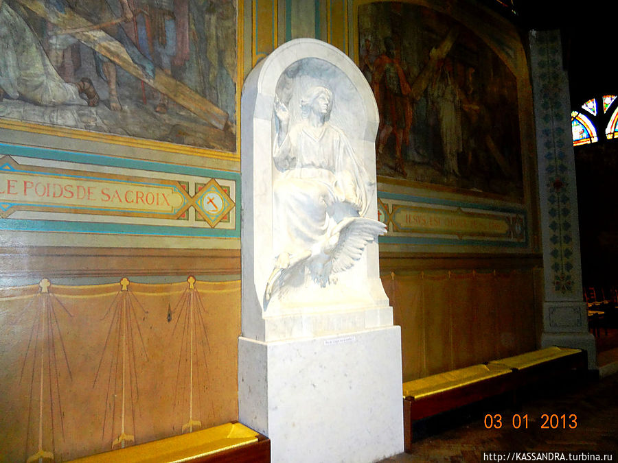 Витражи и вертеп в авангардном храме на Монмартре Париж, Франция