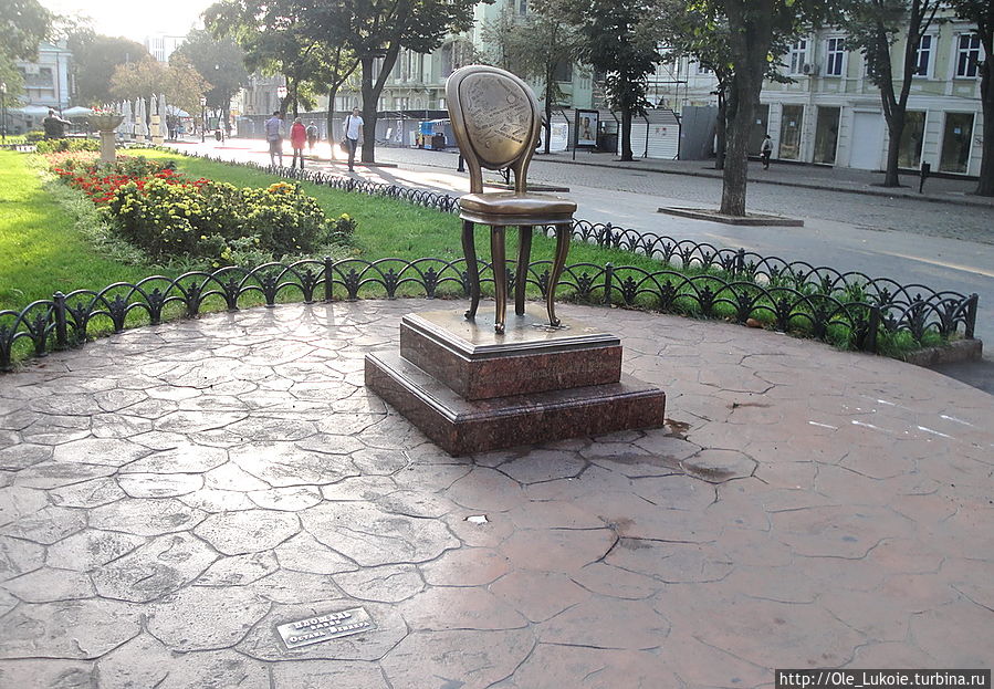 Городской  сад — памятник 12 Стулу Одесса, Украина