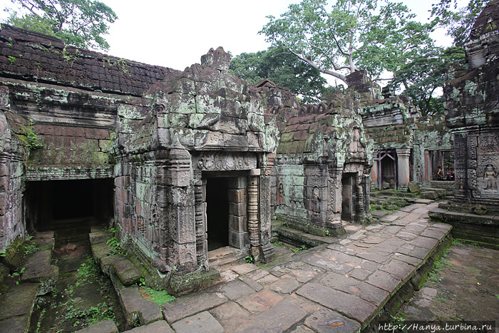 Внутренние дворики центрального святилища в храмовом комплексе Пре-Кхан