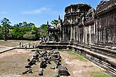 Храм построен в виде огромного прямоугольника размером 1500 на 1300 метров и площадью около 200 гектаров.