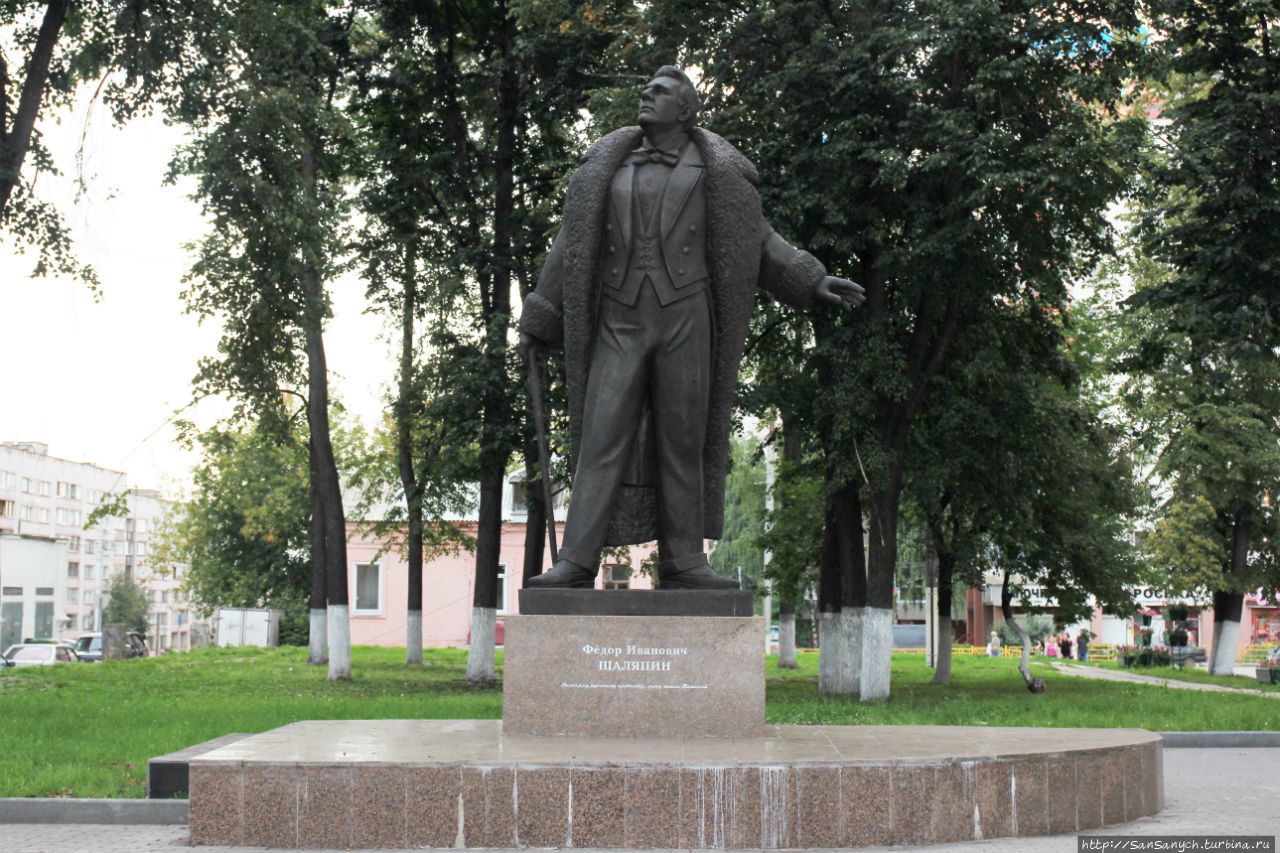 Памятник Шаляпину. Киров, Россия