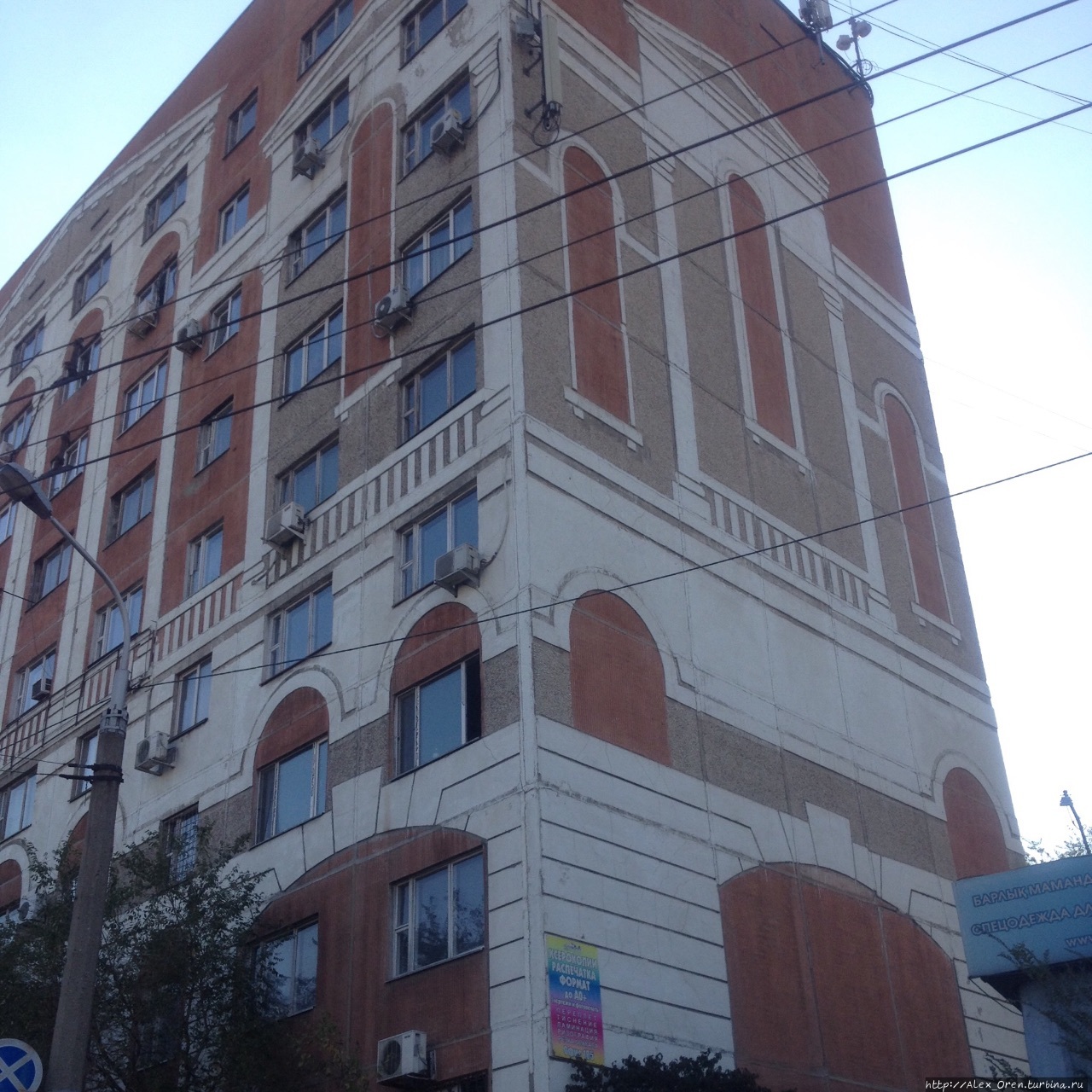 На фасаде нарисовали что-то похожее на классицизм Алматы, Казахстан