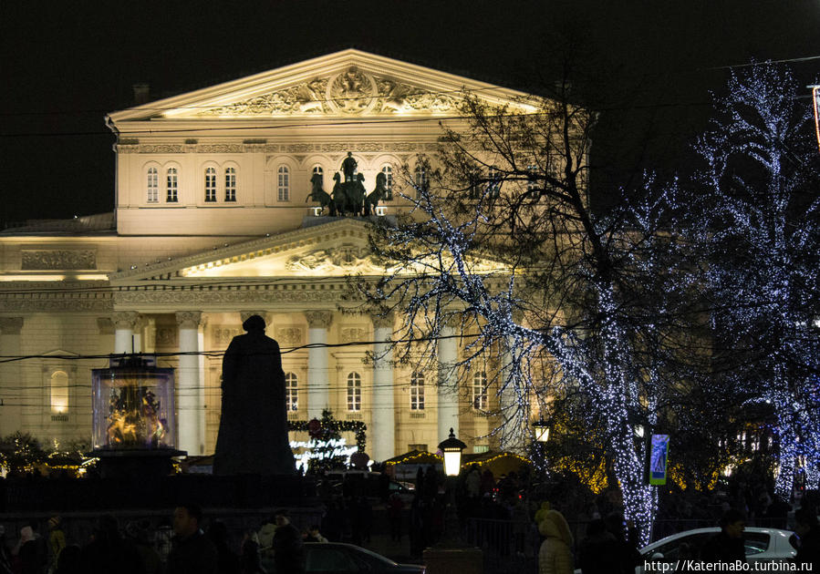 Большой театр в окружении нарядных деревьев. Москва, Россия