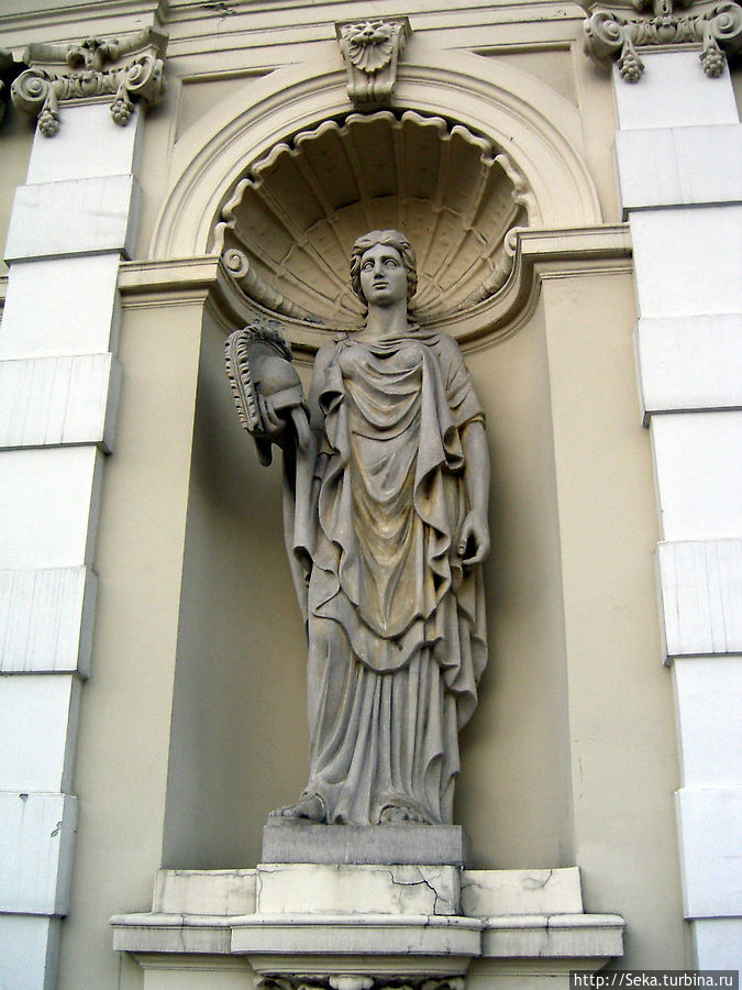 Скульптура богини Афины. Также украшает главные ворота Варшавского университета