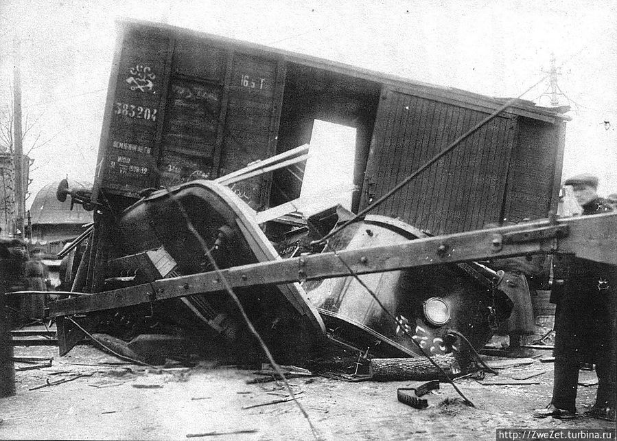Последствия трамвайной катастрофы 1 декабря 1930 г  на железнодорожном переезде Бычий Пост Санкт-Петербург, Россия