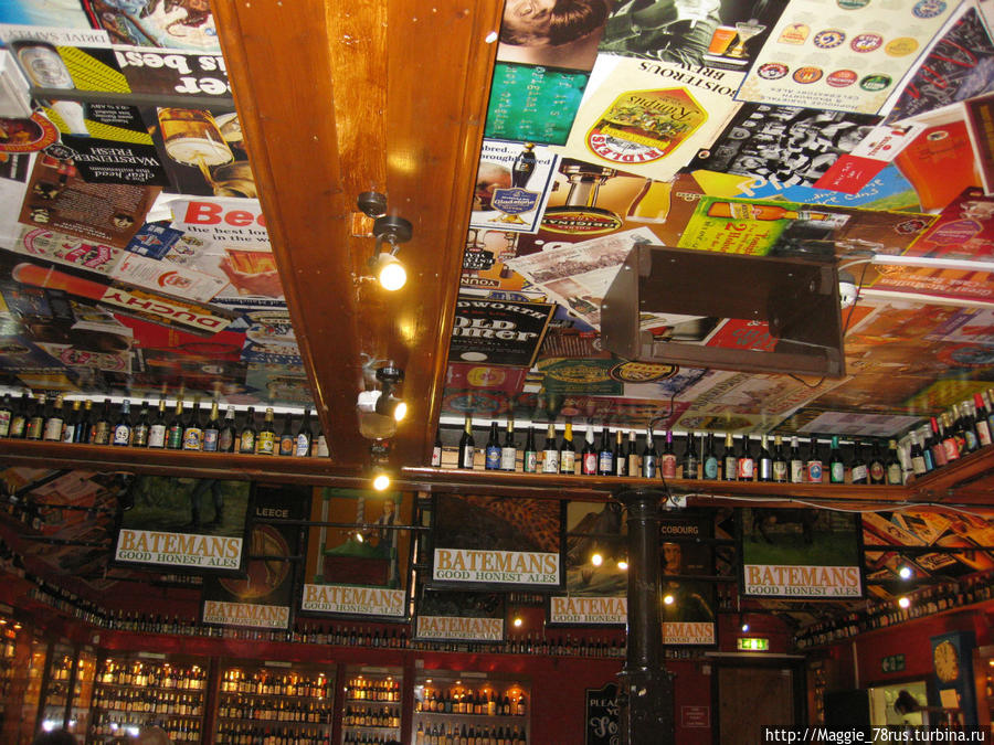 Потолок выполнен из постеров пивоварни Скегнесс, Великобритания
