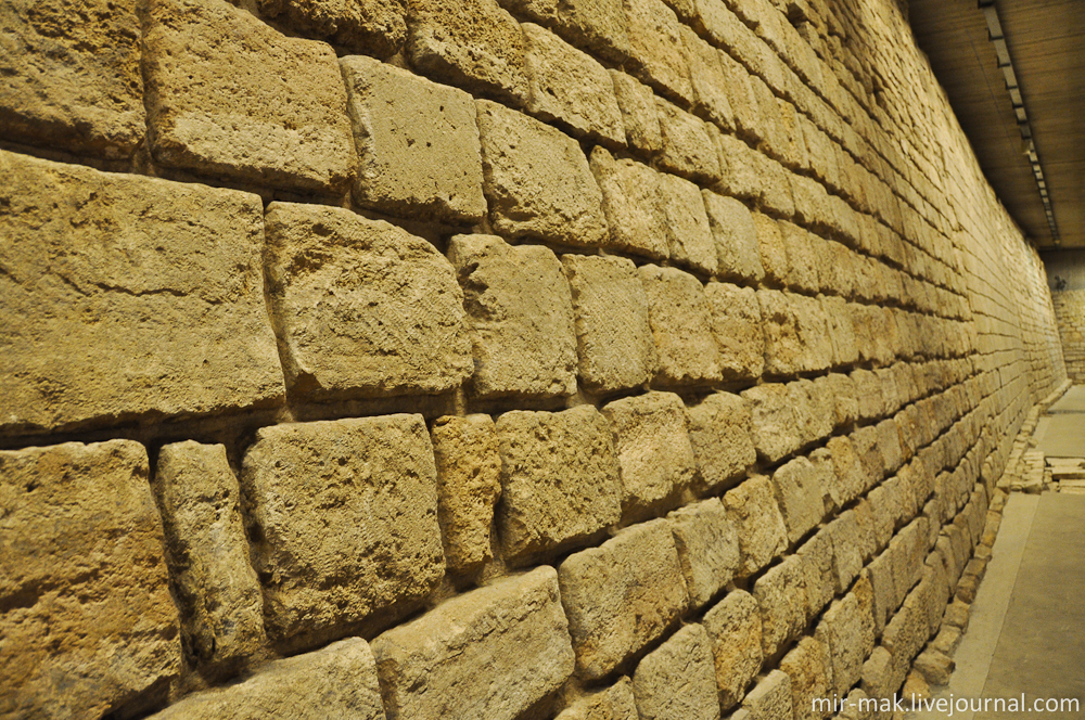 Экспозиция начинается с узкого, кирпичного коридора – на самом деле это остатки рва средневековой крепости.