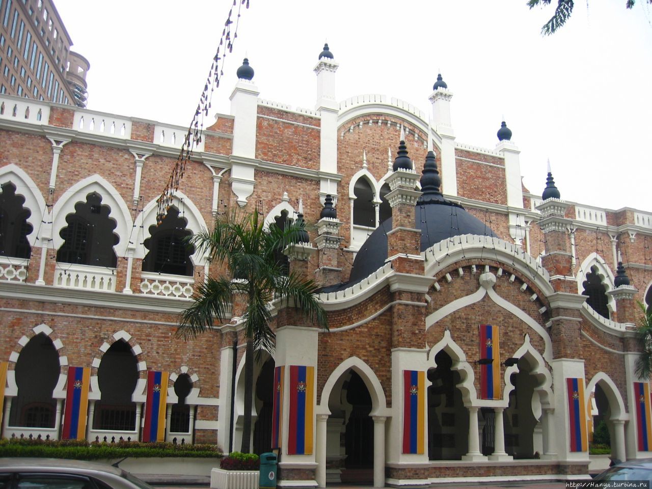 Городской театр (слева, самый первый театр города, открыт в 1896 г.) Куала-Лумпур, Малайзия