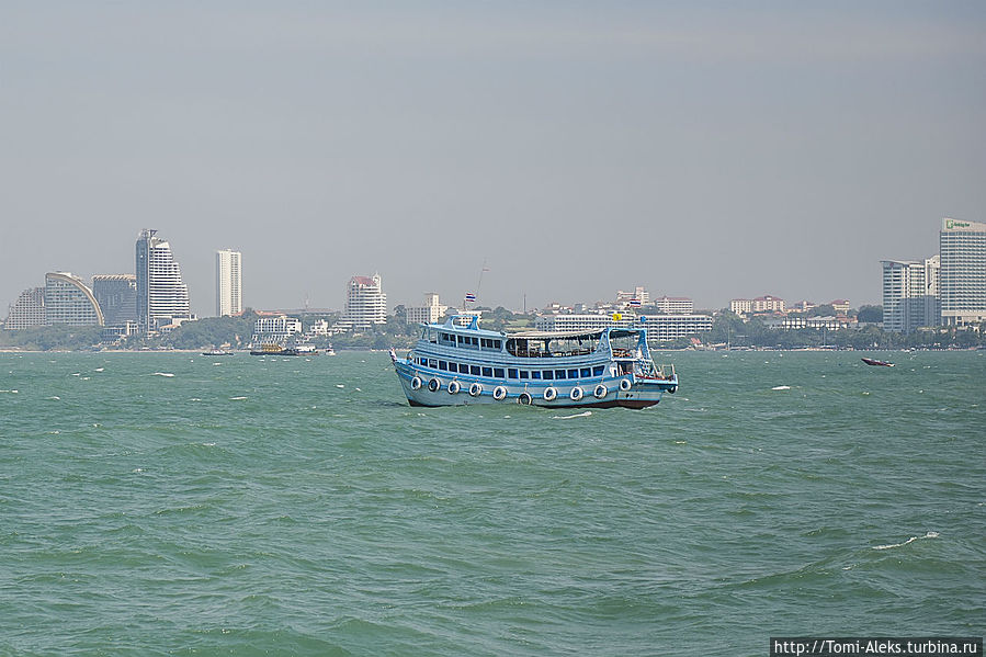 Вот уже Паттайя маячит где-то на горизонте. И буквально через 20 минут мы уже подплыли к ближайшему острову — Ко Лан...
* Паттайя, Таиланд