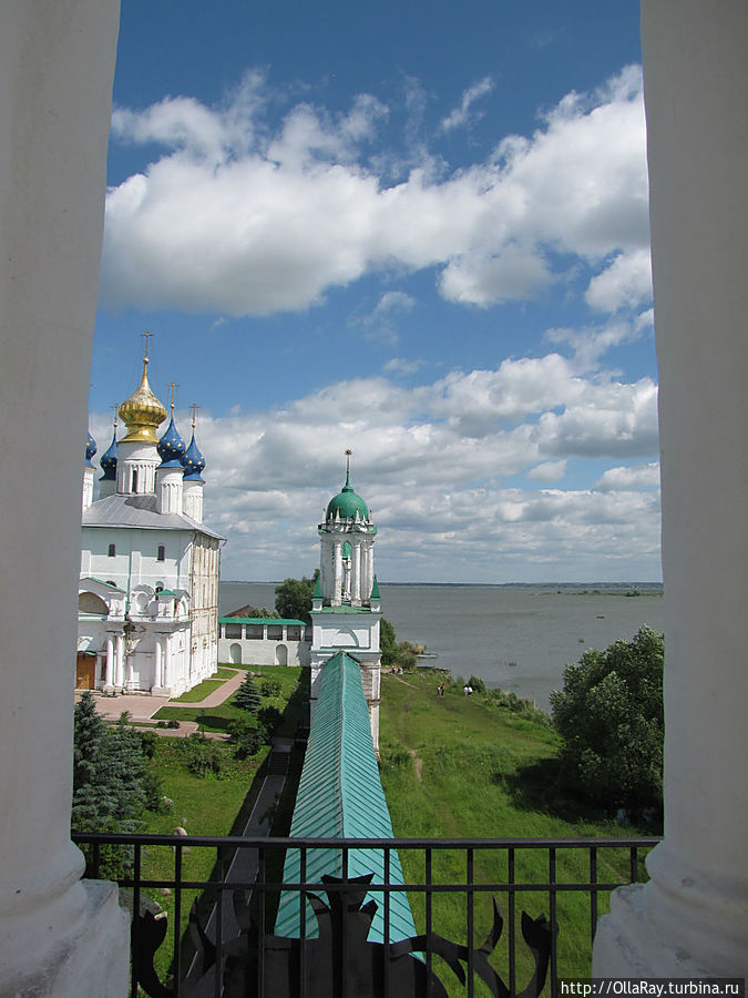 Вид со смотровой площадки на стены и башни монастыря. Ростов, Россия