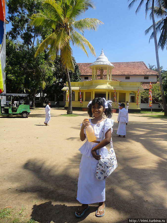 Ученица буддийской школы, наверное класс 3-4... В Шри-Ланке дети учатся с 5 лет. По утрам наблюдается печальная картина, когда этих мелких тянут за руку в школу... ))) Шри-Ланка