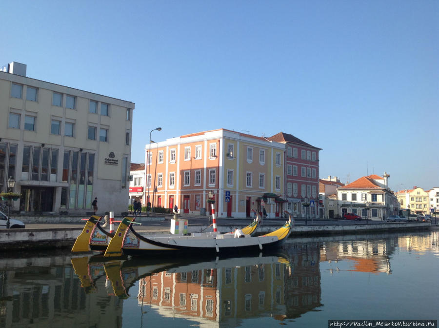 Город Авейру называют португальской Венецией, так как через город проходит река и местные лодки имеют своеобразную форму и раскрас. Авейру, Португалия