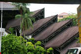 Крыша  здания,  выполненная  в  малазийском  стиле.