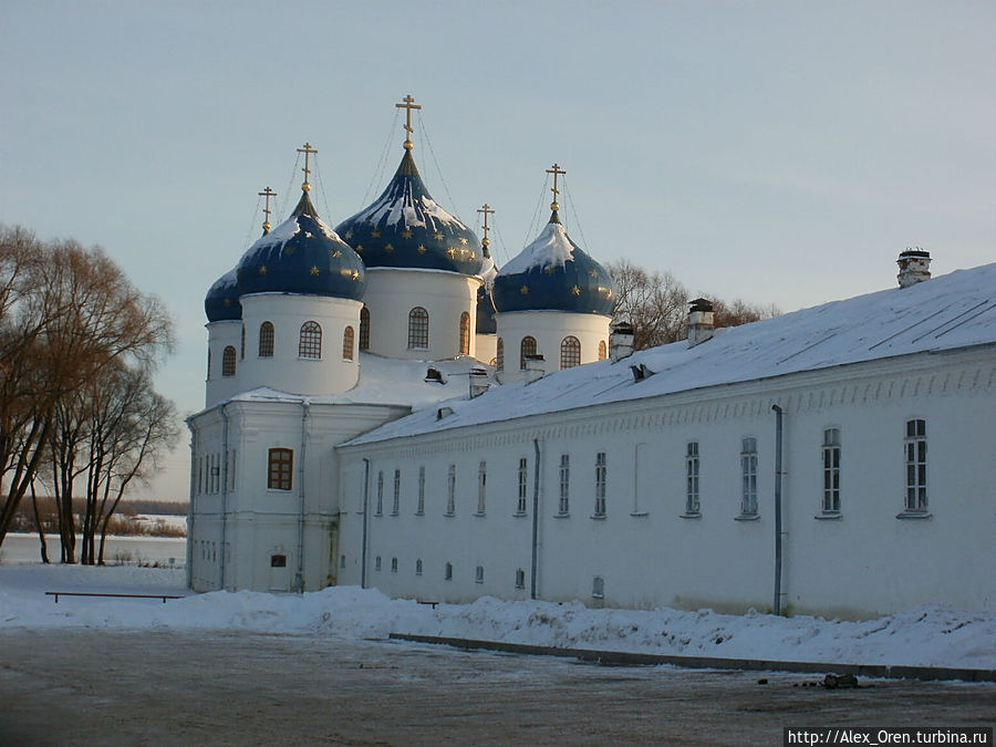 Крестовоздвиженский собор построен в 1827 году. Нижний этаж — 1763. Великий Новгород, Россия