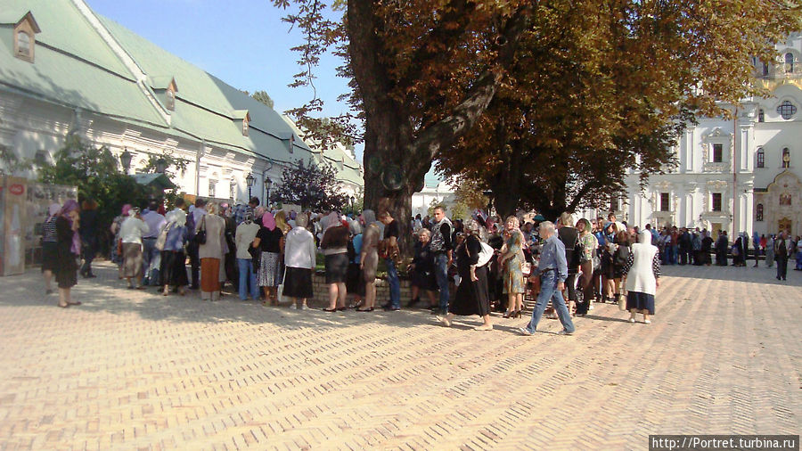 Плащаница Пресвятой Богородицы  в Киево-Печерской Лавре Киев, Украина