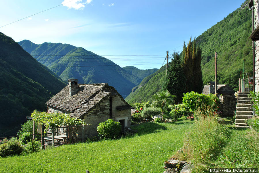 Вид на долину Верзаска и домики Кориппо Локарно, Швейцария