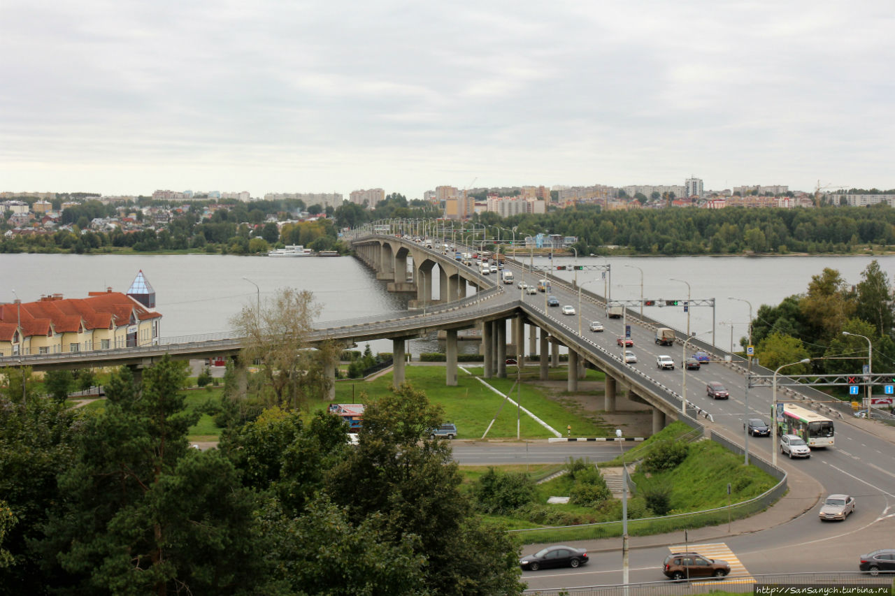 Вид на мост из гостиницы. Кострома, Россия