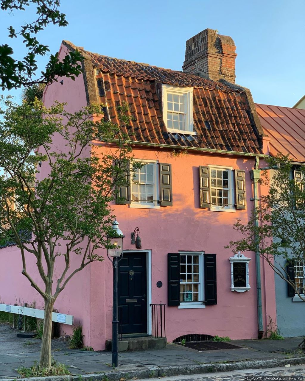 Розовый дом, одно из двух старейших зданий в городе. 1712 год Чарльстон, CША