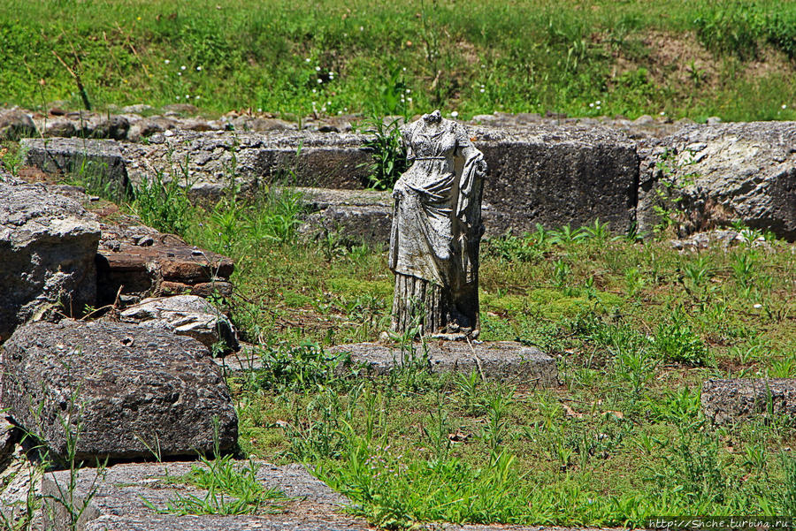 Деметра, по всем картинкам, где она изображена, была женщиной весьма привлекательной... Но вот в руинах ее святилища есть только две точные копии скульптур, раскопаных здесь, причем обе без голов. Дион, Греция