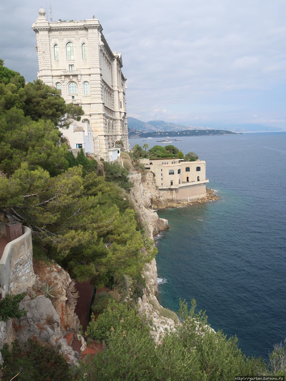 Вид на Океанографический музей Монако из садов Святого Мартина. Монако