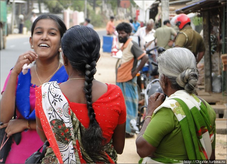 За жительницами Тринкомали очень интересно было наблюдать, смотреть, как они одеты, как общаются... Тринкомали, Шри-Ланка